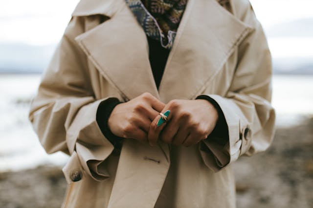 Kamínkově hnědý kabát – stylingové inspirace