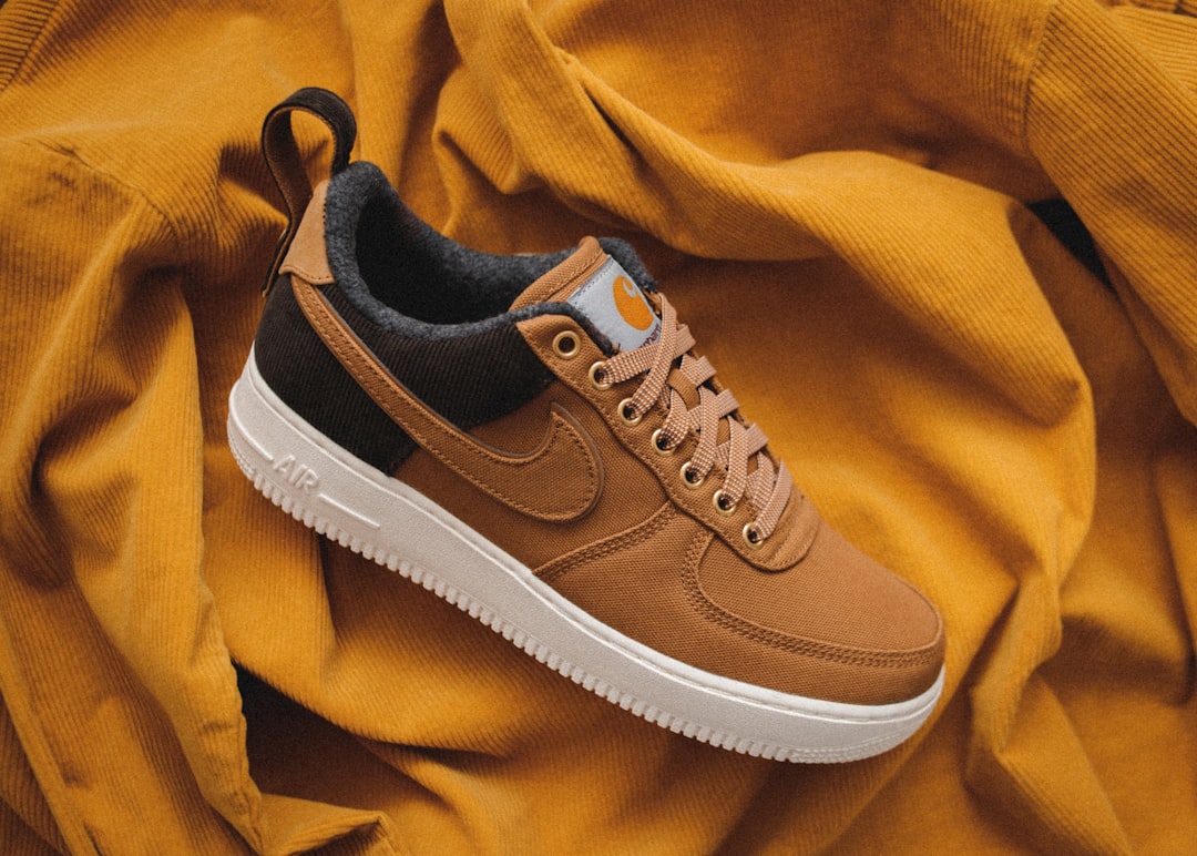 Stylizace se sneakers: Jak nosit trendy obuv s elegancí
